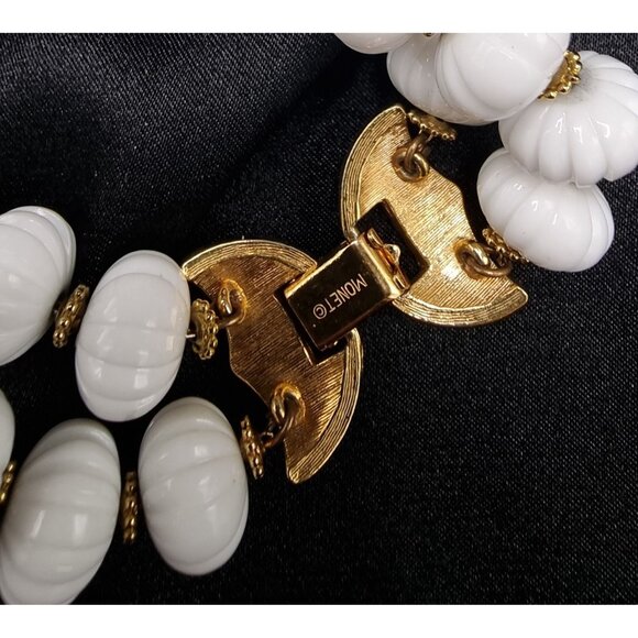 Vintage 1960s-70s Monet Signed Gold Tone & White Beaded Bracelet With Textured - Picture 5 of 5
